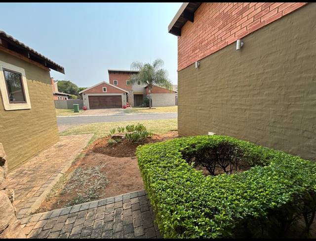 3 BEDROOM TOWNHOUSE FOR SALE IN WATERVAL EAST